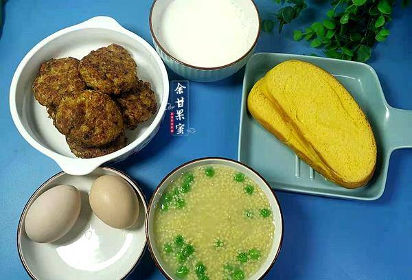 家常早餐做法简单快捷,煎煮蒸同时进行,味美营养光盘不剩下.