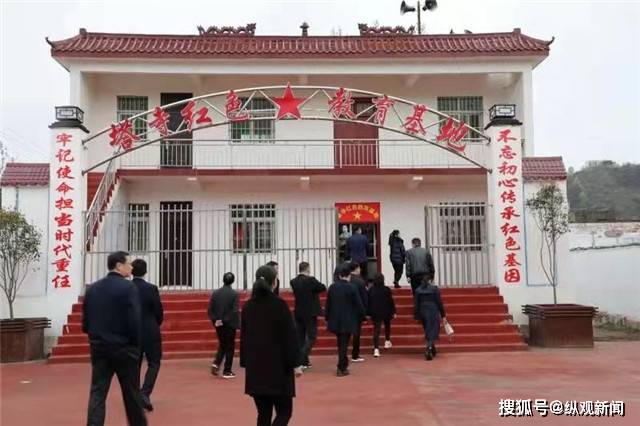 清明节前,南召县崔庄乡党委,政府组织广大党员干部深入该乡塔寺村烈士