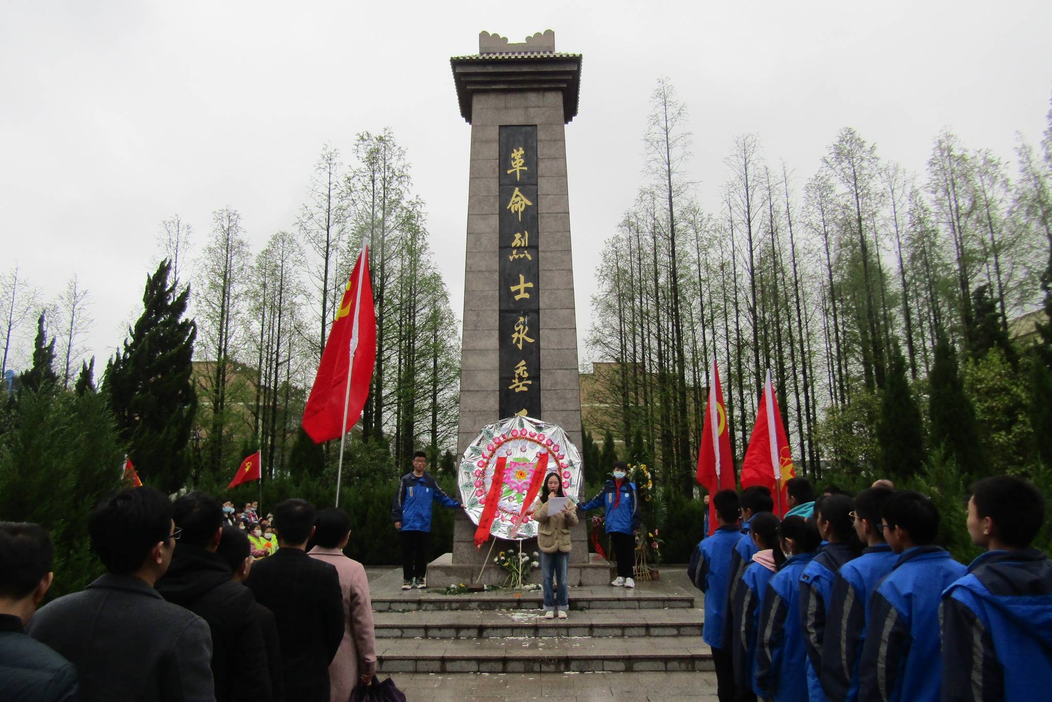 团旗和队旗,分别来到新街镇革命烈士陵园,开展祭奠革命烈士主题教育