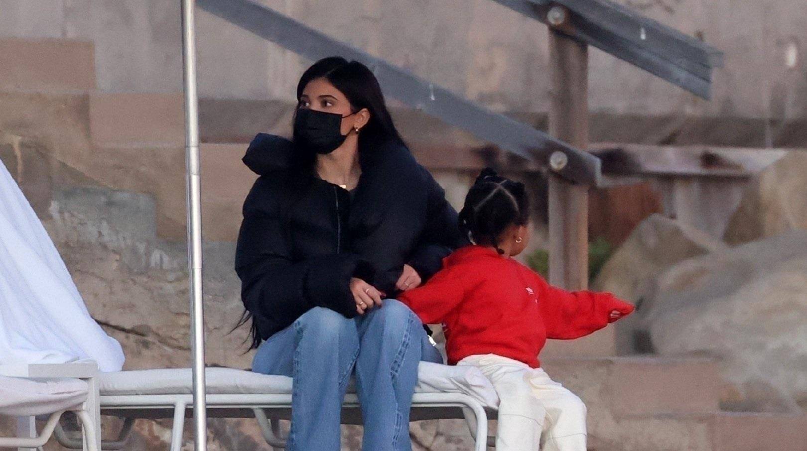 凯莉詹娜一家三口海边度假女儿斯托米穿红色上衣越变越漂亮了