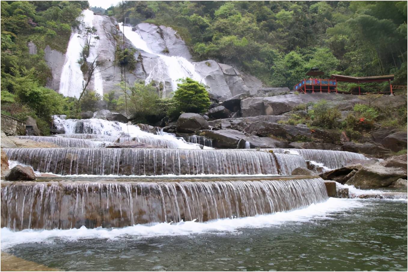 资源宝鼎瀑布 春季水大,瀑布直流而下 风景美不胜收!