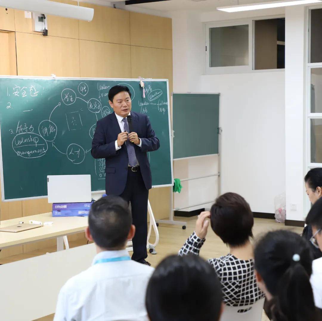 李栋校长指出,万汇学校的教师应做到关注每一位学生
