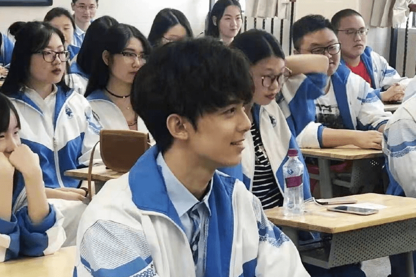 原创那些年明星们"毕业照",肖战鹿晗非主流,你能一眼找出杨幂吗?