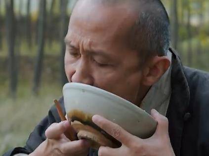 跟《白鹿原》学舔碗,自己做的一碗油泼面,感觉吃出了陕西风味!
