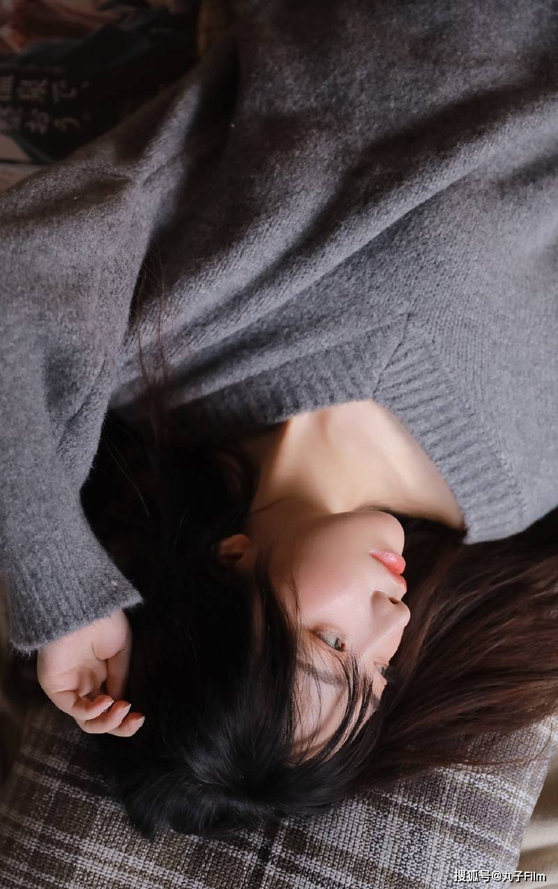 性感美女时尚写真:大长腿小姐姐甜美香肩,清纯养眼
