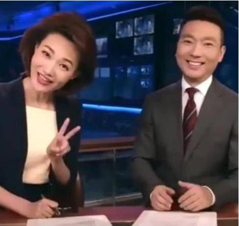 央视美女主持人李梓萌,家境优越为何43岁还愁嫁?你看她老爸是谁