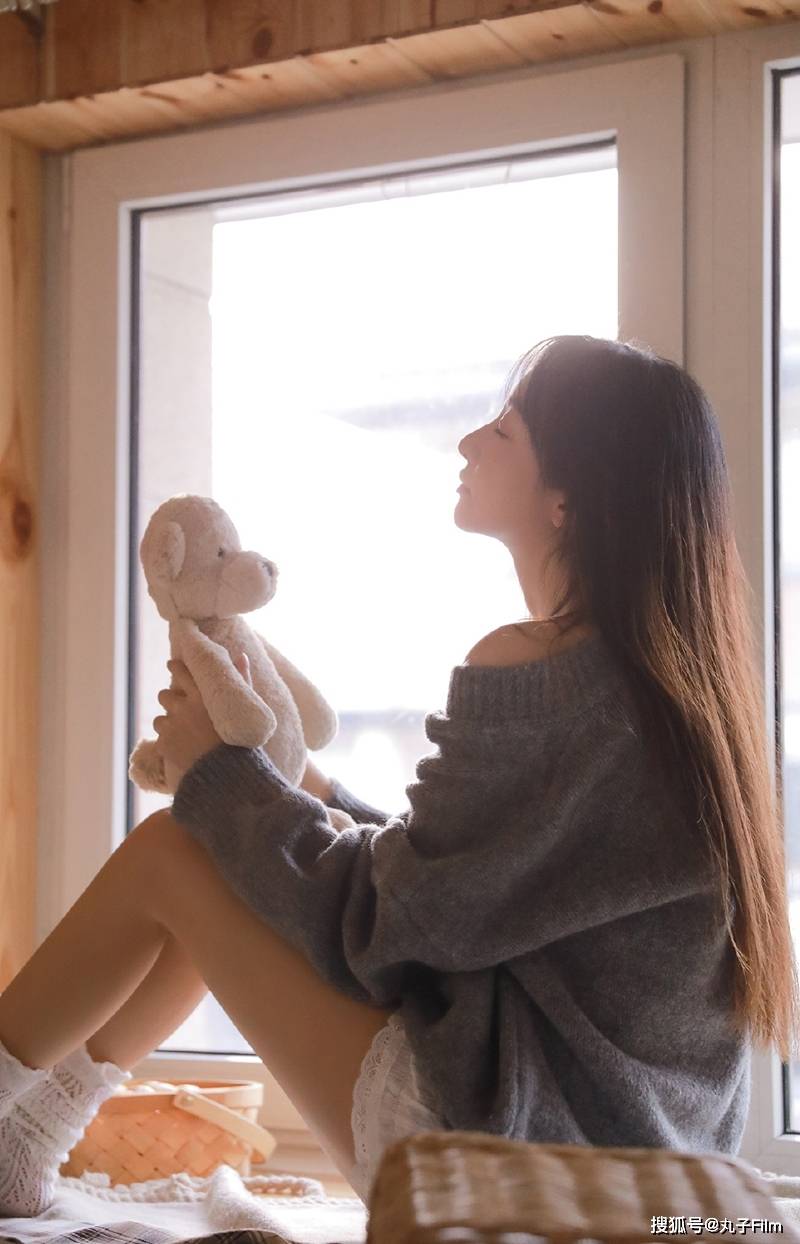 性感美女时尚写真:大长腿小姐姐甜美香肩,清纯养眼