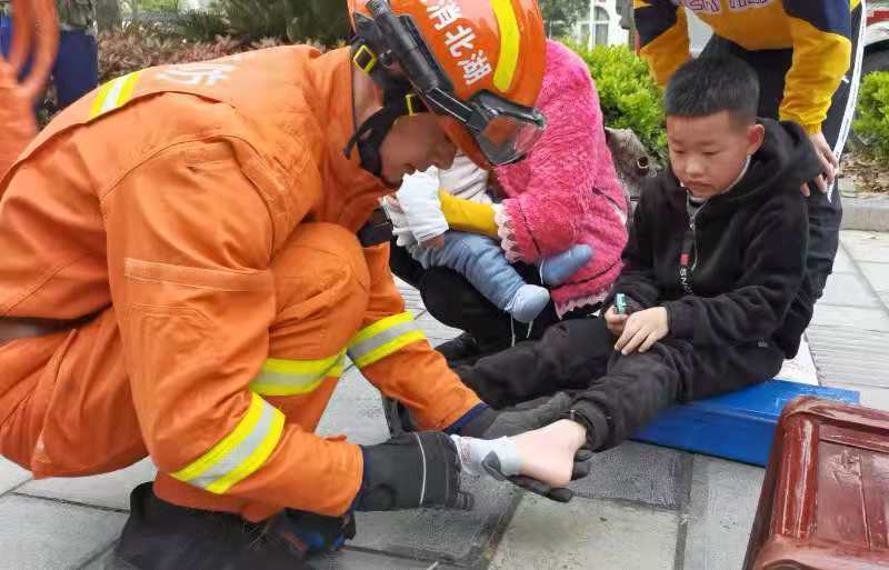 湖北恩施小孩脚卡自行车消防妙手解困