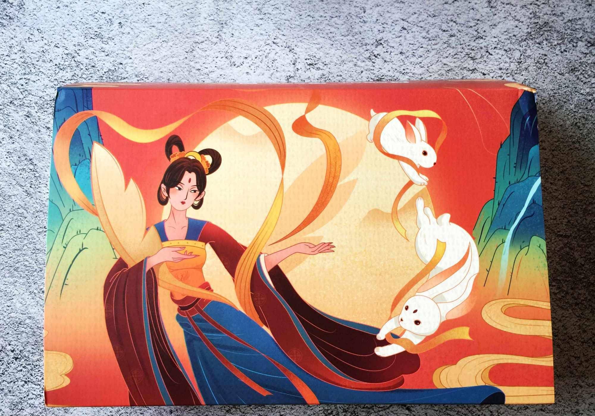瞧这漂亮的外包装,月亮之上,嫦娥奔月,玉兔相伴,是不是带着浓浓的节日