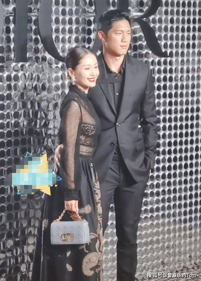 王子文吴永恩走红毯,官宣恋情后首次牵手,好甜蜜