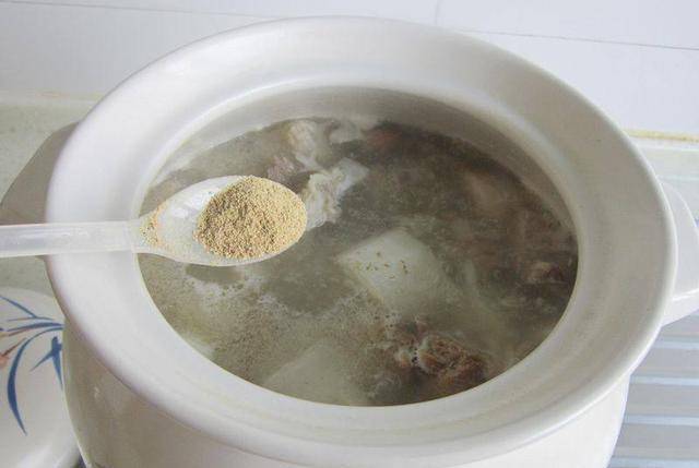 冬天怎么吃白萝卜对身体更好?加入它一起炖汤,好吃又暖身!