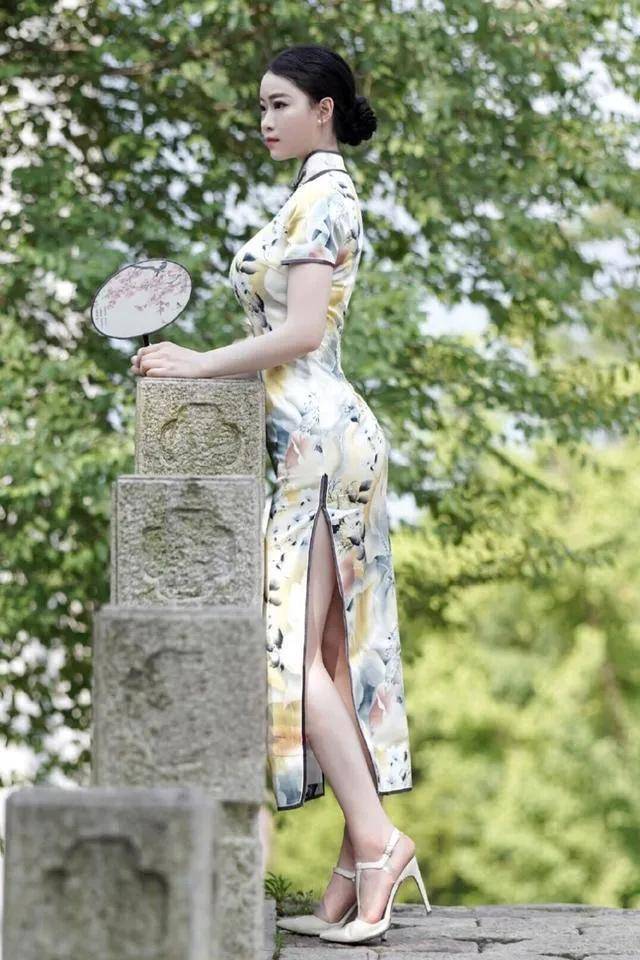 中国版卡戴珊,拥有完美翘臀,穿旗袍"花瓶"被摄影师抓拍而走红
