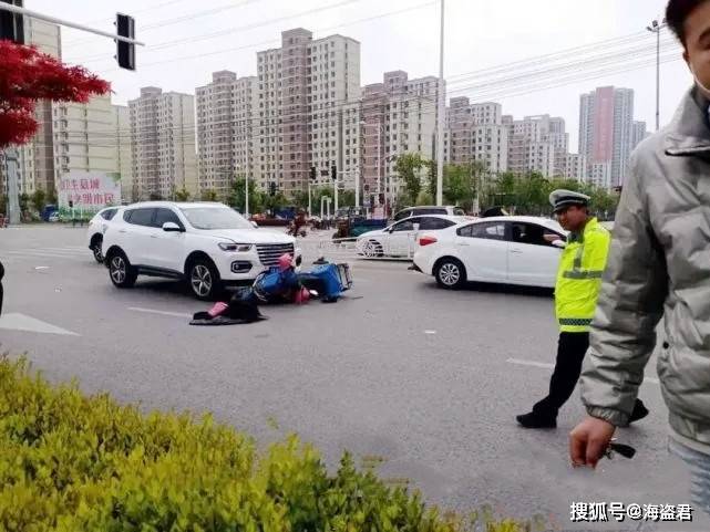 原创安徽一外卖小哥车祸躺地上等待急救没想到却遭救护车二次轧伤