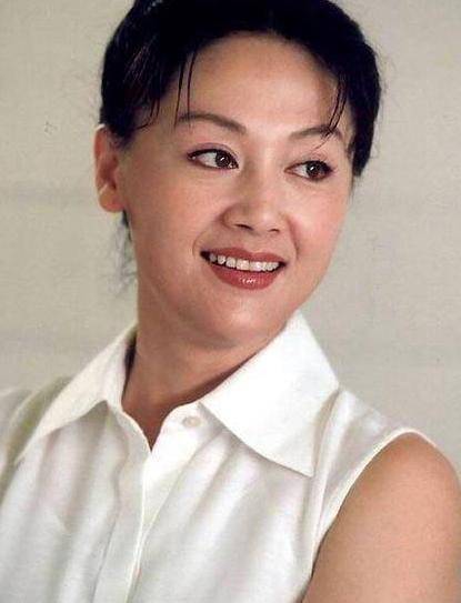 58岁王姬与丈夫恩爱至今女儿是其骄傲27岁儿子竟成一生遗憾