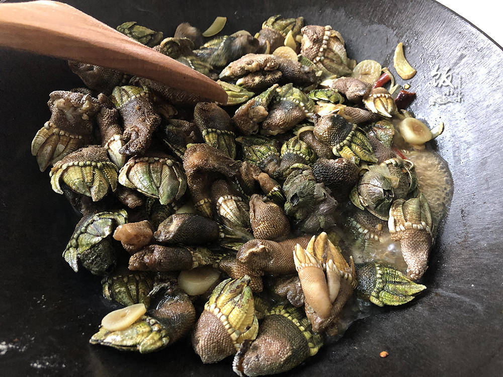 鹅颈藤壶可以直接水煮了吃,但是个人还是爆炒的,加辣椒爆炒,吃起来