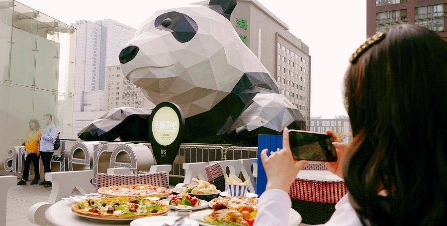 成都美食探店丨ifs大熊猫跟前吃披萨,打卡成都的宇宙中心!
