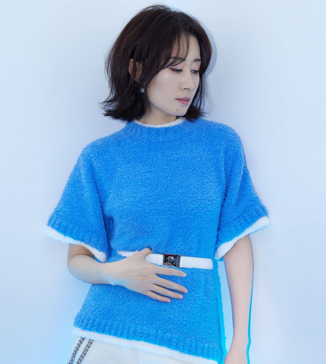 四五十岁的女人留啥发型美?有层次感的中长直发不错,简单又年轻