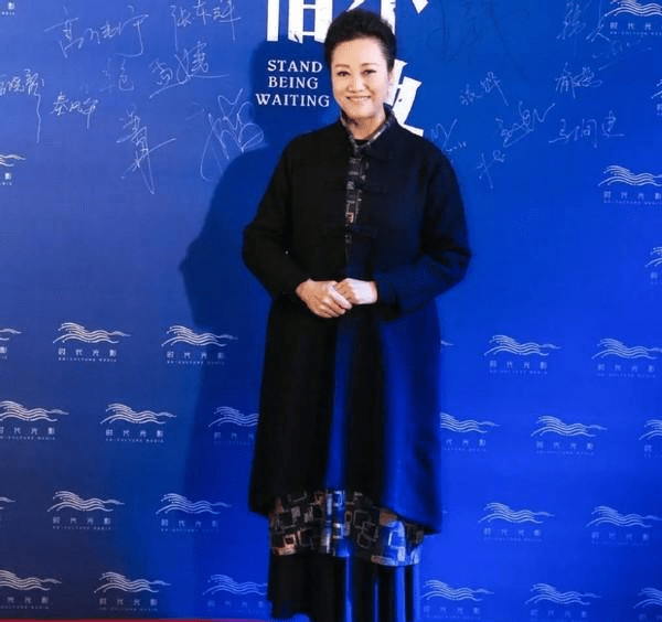 66岁王丽云晒美照!化好淡妆对镜自拍,花衬衫叠穿比年轻人还时髦