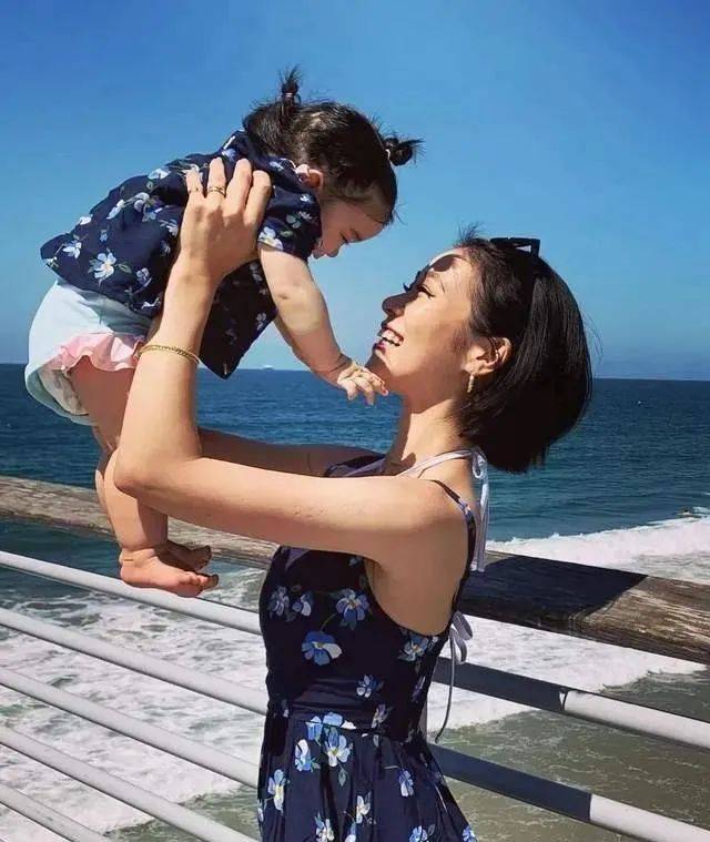 原创日本辣妈抱娃秀身材,这样的老婆,谁不想要?