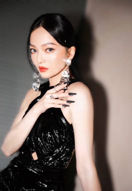 张韶涵黑色高开叉长裙晒火辣造型听说要换掉我的造型师