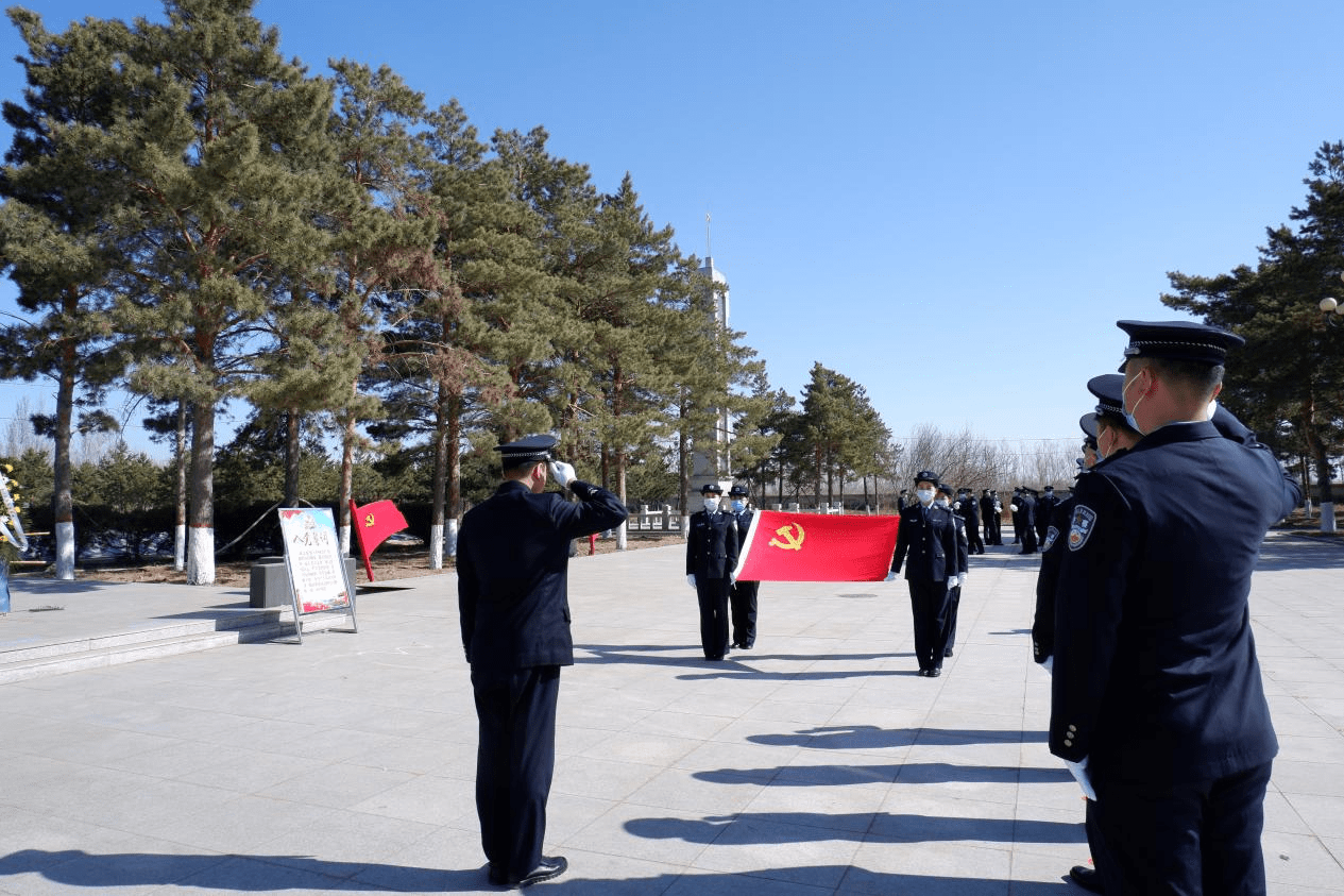 " 民警们在党旗下,在纪念碑前,许下铮铮誓言,用铿锵有力的宣誓表达了