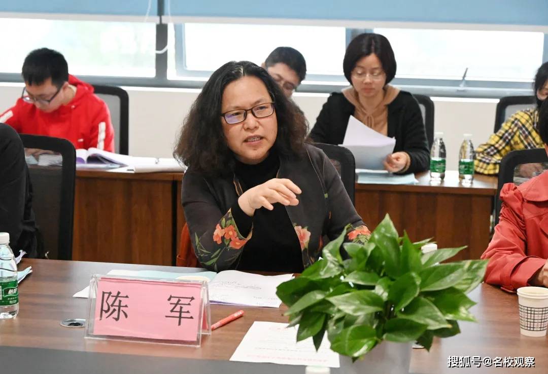 成都市教科院发改所科研教研员陈军老师报告会上,在邓校长简短而隆重