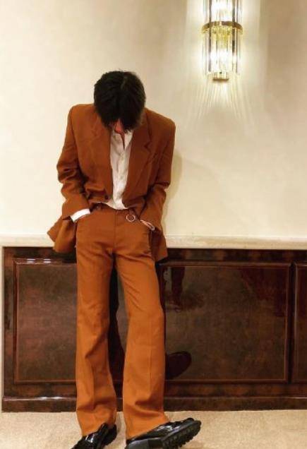 蔡徐坤太野了!西装故意脱一半秀身材,原来男星也爱性感