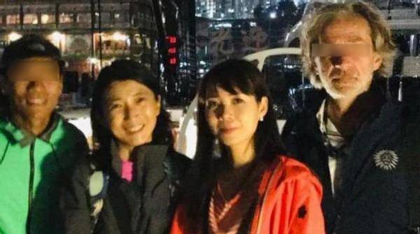 李泽钜老婆罕见露面,携手富婆吕丽君出海游玩!颇受李嘉诚疼爱!
