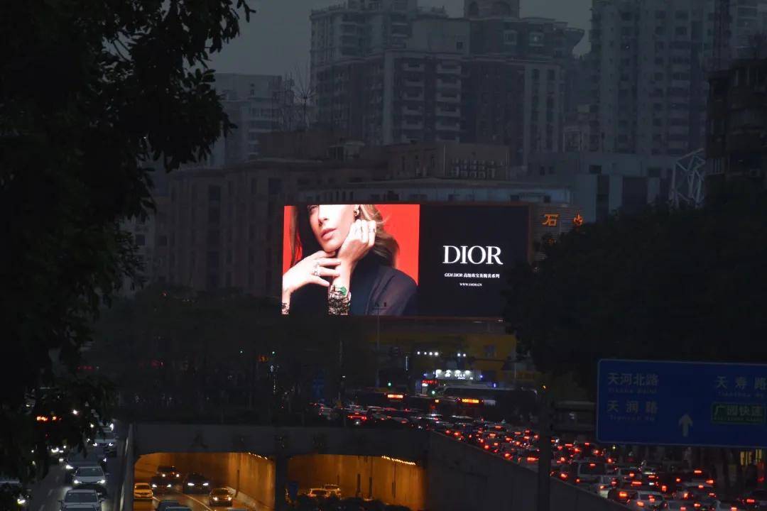 全球奢侈品行业聚焦中国市场,户外广告备受品牌青睐
