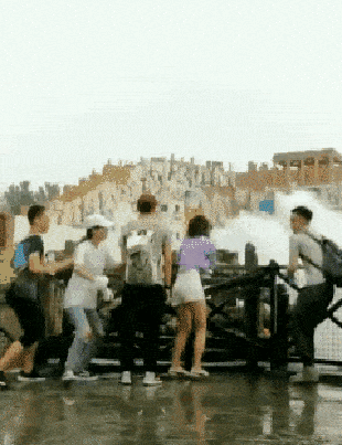 搞笑gif趣图:今天聚会,老板说谁喝得多以后就是公司的