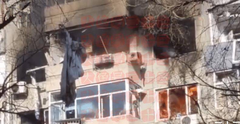 疑似燃气爆炸,大庆一居民楼突发大火,一男子从火中跳楼逃生
