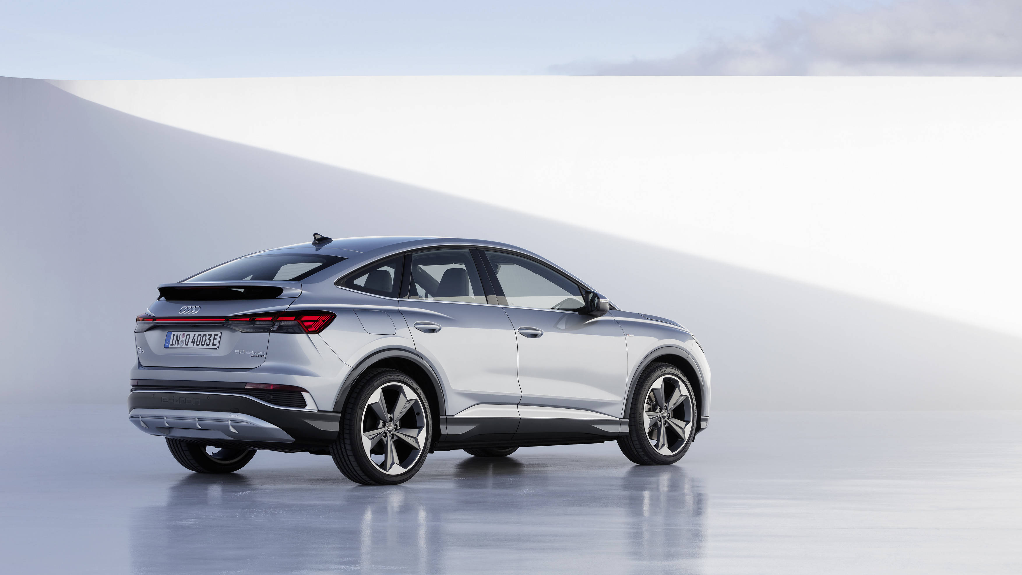 奥迪q4 e-tron与奥迪q4 sportback e-tron:电动高效,魅力十足