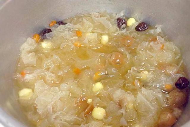 原创秋季甜汤推荐 冰糖莲子银耳汤制作教程