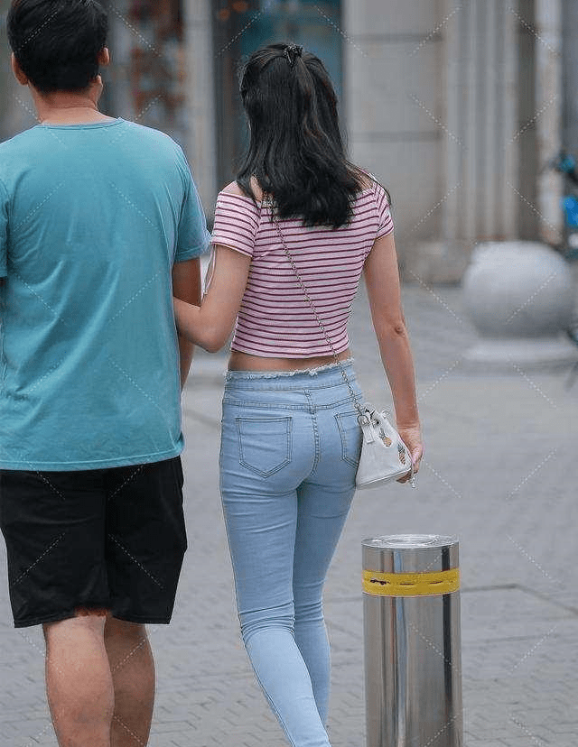 水桶腰的打底裤美女穿起来简单端庄谁穿都美
