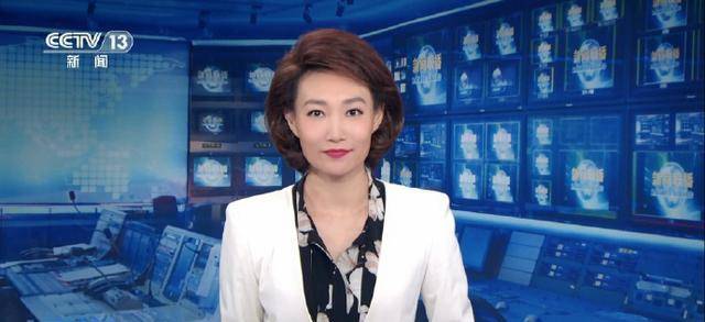 原创李梓萌太会穿,西装叠穿马甲播央视新闻,干练精致美得挪不开眼