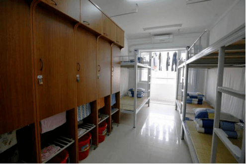 13深圳第二实验中学6人一间,每间宿舍有两个卫生间,有阳台,有热水器13