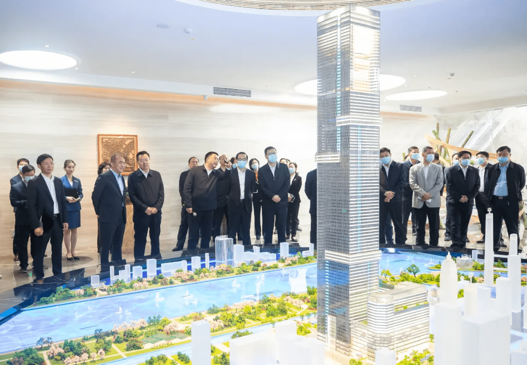 程用文市长调研长江之门·楚商大厦