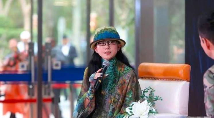 62岁杨丽萍近照似少女,为跳舞留5厘米指甲,生活起居全