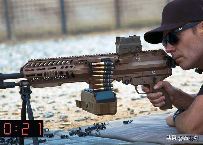 ngsw-r新型步枪采用短行程活塞结构,并有后坐缓冲系统,后坐力更小