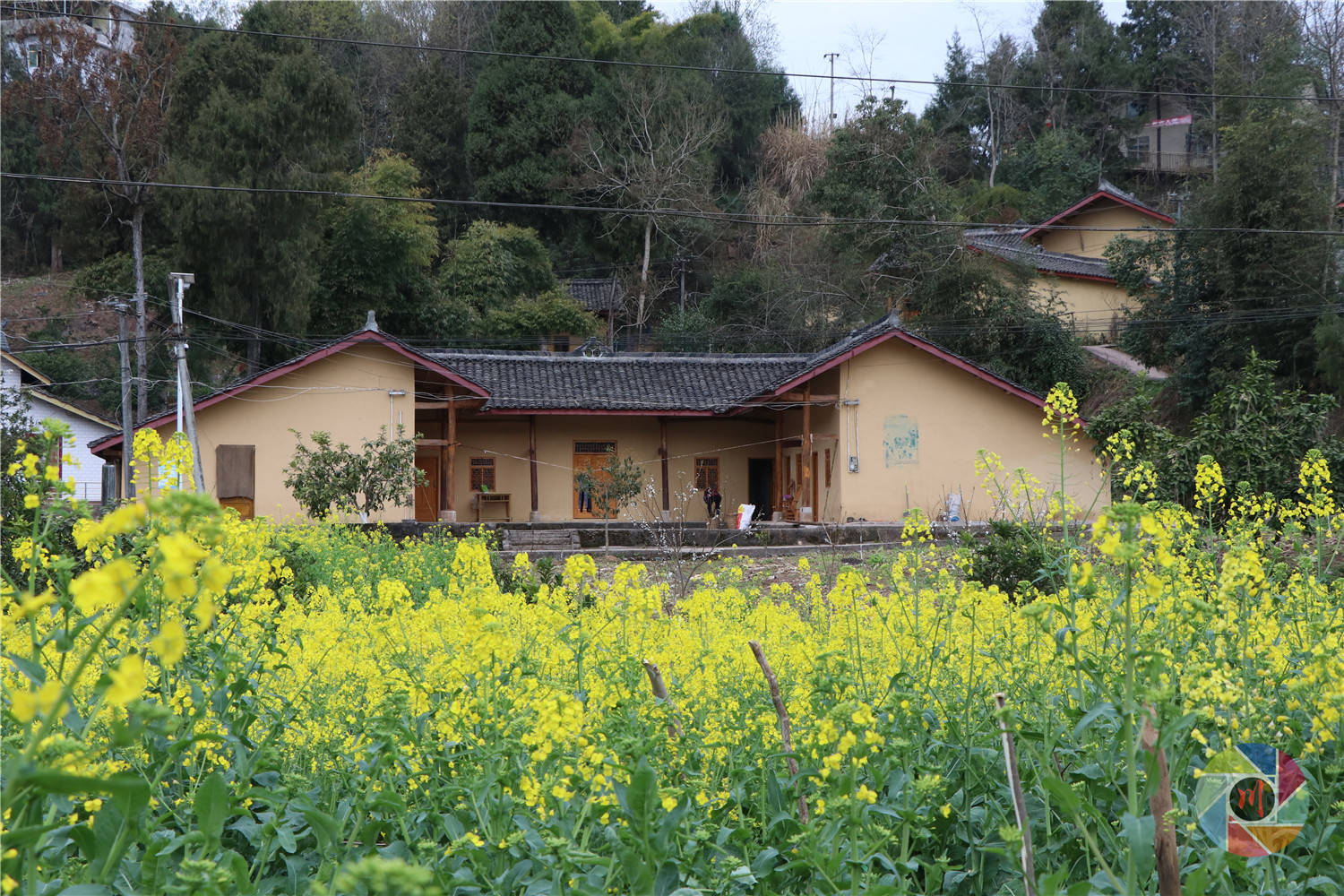 市东北部,距阆中市区37公里,是四川省历史文化名村,白崇友将军故里