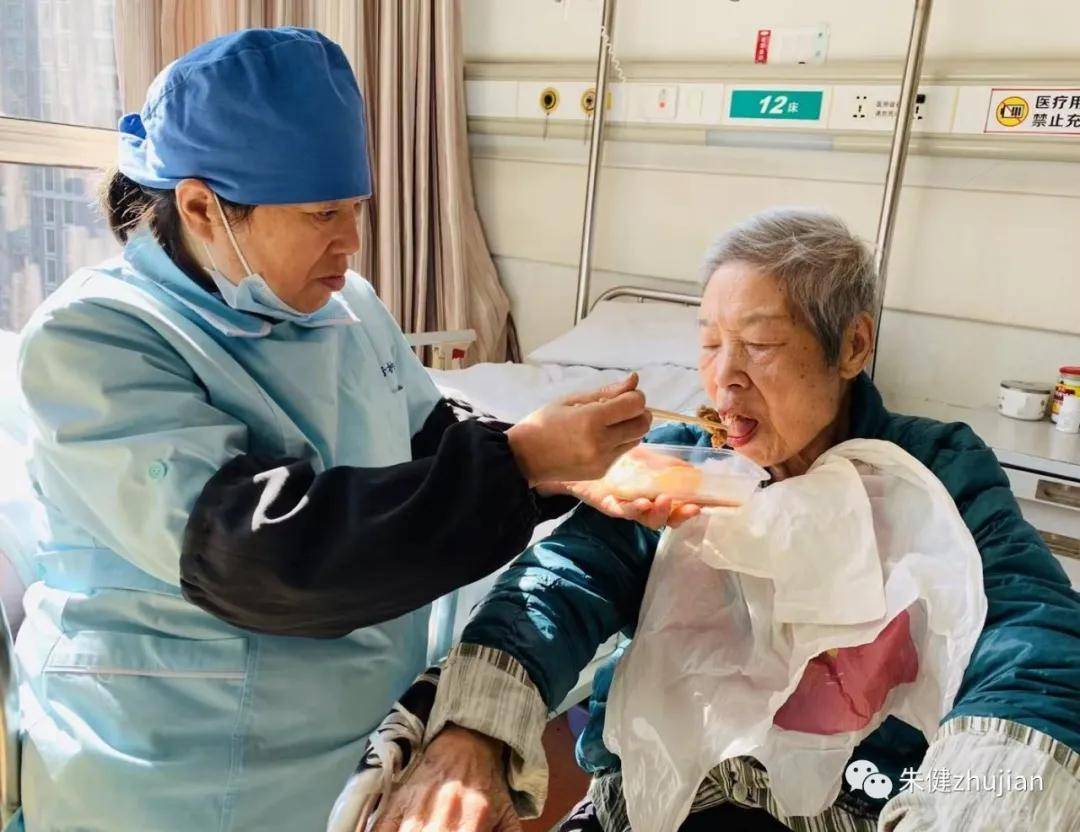 护工陈阿姨总能给人带来思考