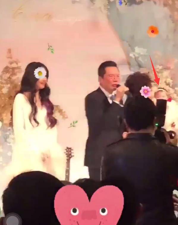 郭碧婷女儿正脸首曝光!宴会上向太抱着不撒手,她穿20万裙靠边站