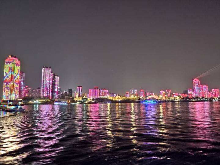 吹着徐徐的江风,和家人一起领略大武汉别致的夜景