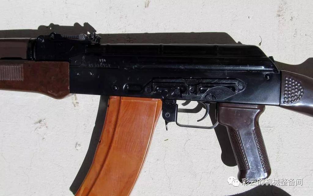 东德仿制的ak-74固定枪托型叫 mpi-km-74,金属折叠枪托型叫 mpi-kms