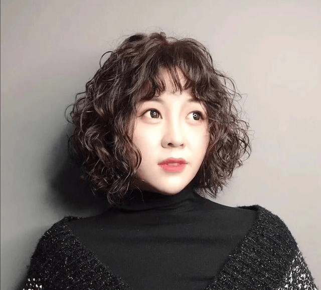 40岁女人要避开这几款发型,第一款显脸大,最后一款土气又显老