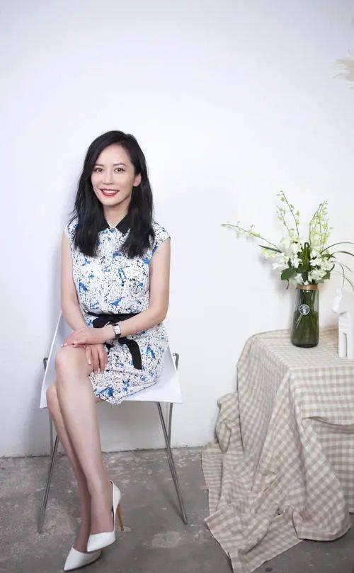 俞飞鸿一身军绿色的打扮,50岁的女人怎么看都只有30岁的感觉!