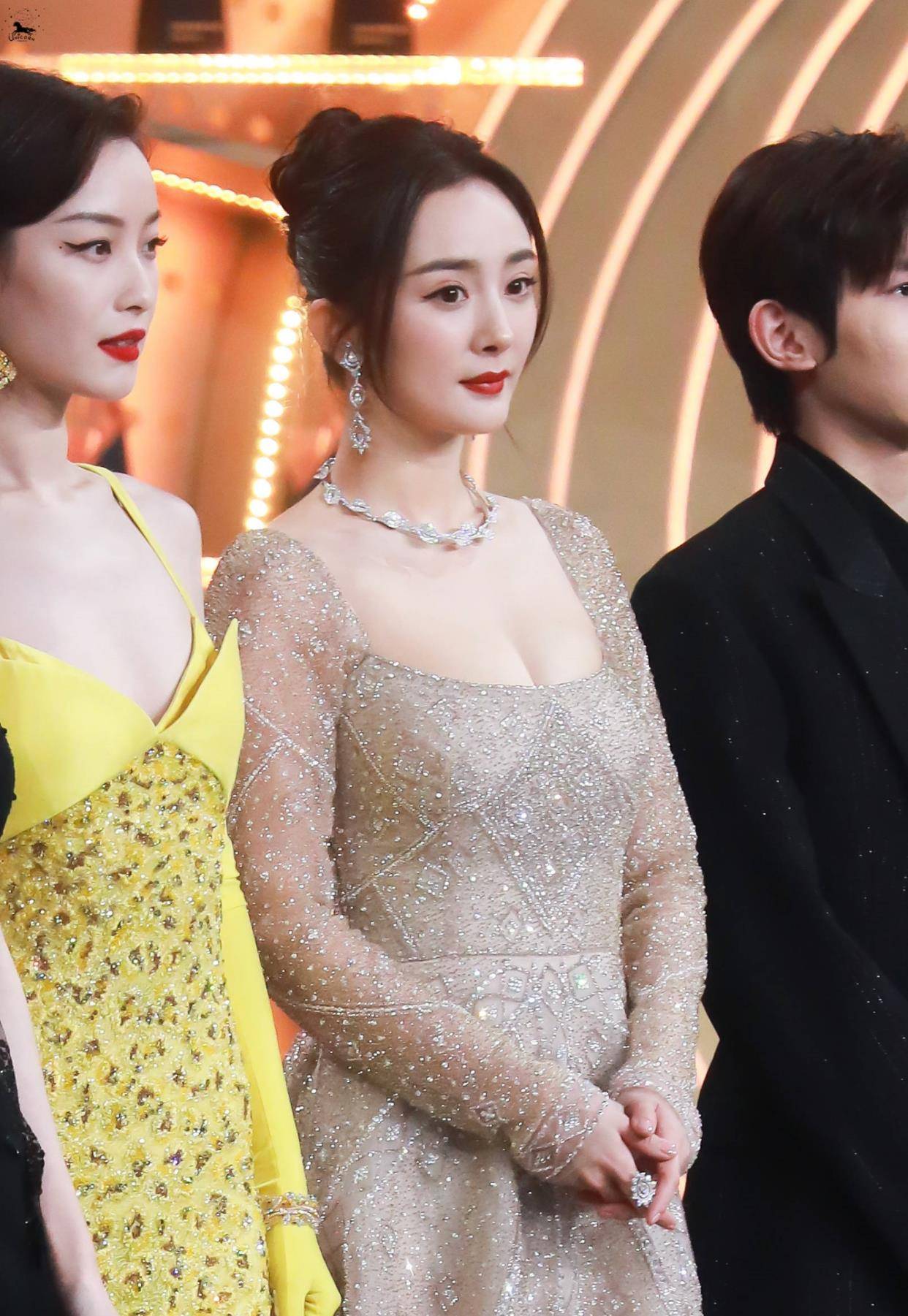 唐嫣倪妮王源杨幂杨紫同框氛围感好强,热巴晓彤太迷人