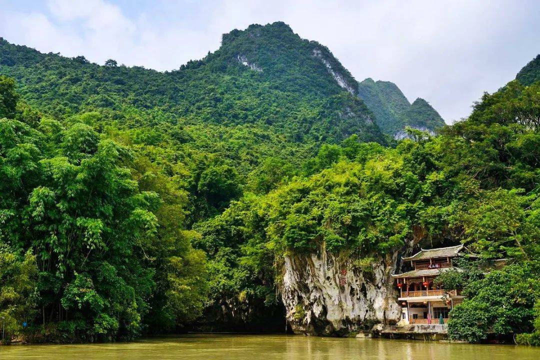 凤山三门海,是目前世界洞穴协会确认为世界上唯一的水游天坑的景区