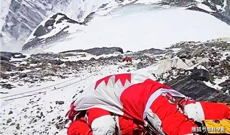 珠穆朗玛峰最著名的一具尸体:为何长达20年无人掩埋?