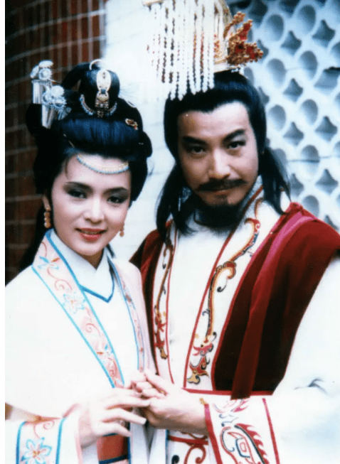 比如和郑少秋主演电视剧《夹心人》,和杜琪峰,黄日华,苗侨伟主演的